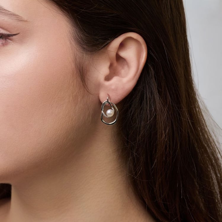 Silberne Perlenohrringe mit weißen Topasen 164009