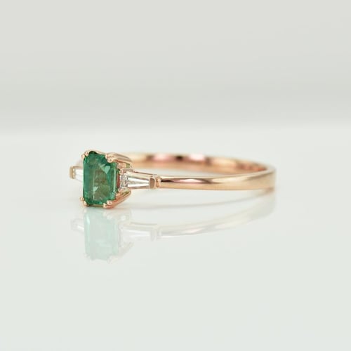 Eleganter Verlobungsring mit Smaragd und Baguette-Diamanten Gracie