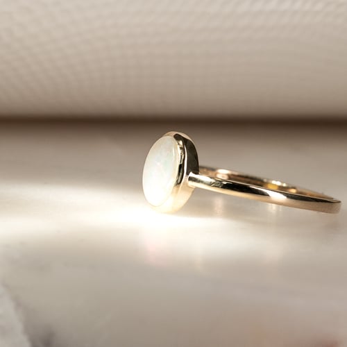 Minimalistischer Goldring mit ovalen Opal Plaire