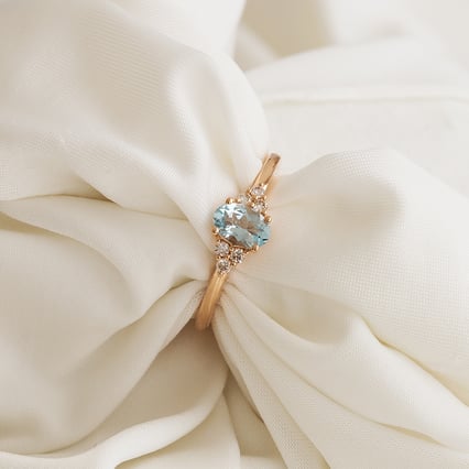 Eleganter Ring mit Aquamarin und Diamanten Sheldo
