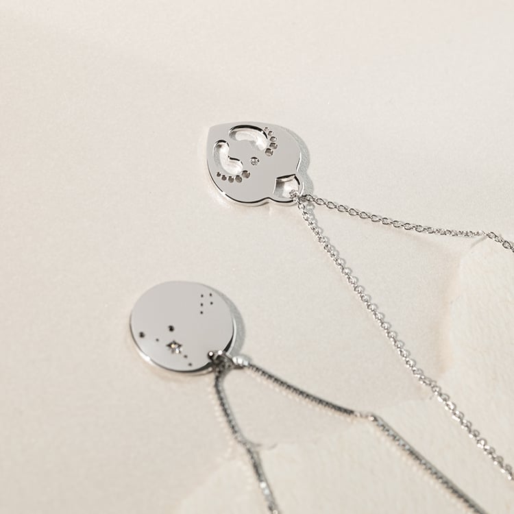 Silberner Anhänger mit Kinderfüßchen, einem Diamanten und Gravur Olivia 137402