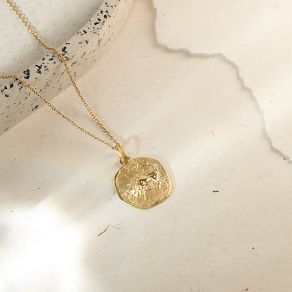 Goldanhänger mit Symbolen des Tierkreiszeichens Stier