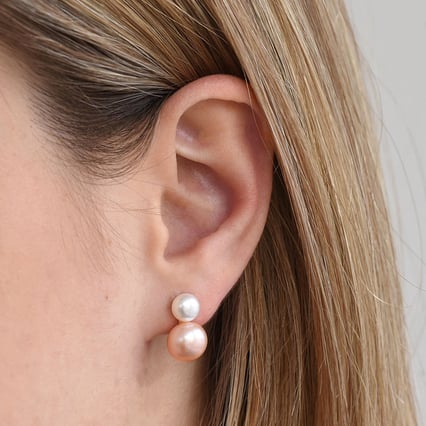 Ohrringe mit weißen und pfirsichfarbenen Perlen Hedda