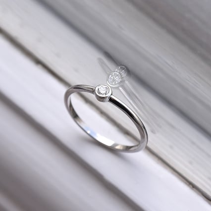 Minimalistischer Ring mit einem Diamanten Emilien