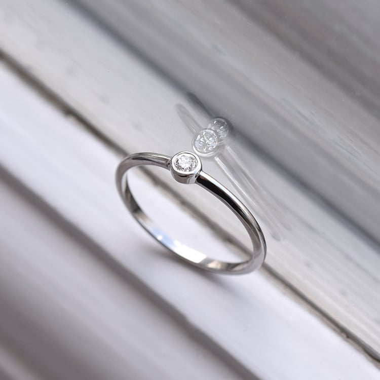 Minimalistischer Ring mit einem Diamanten Emilien 84390