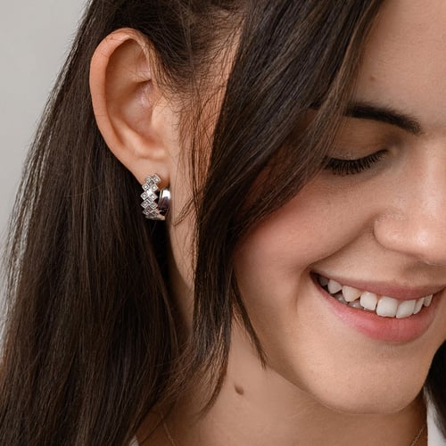 Goldene Creolen mit Diamanten Helle