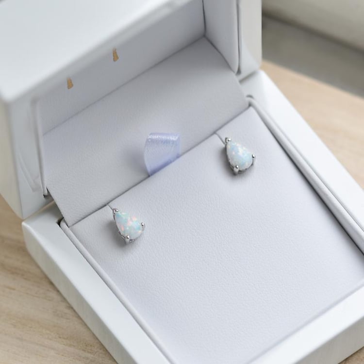 Weiße Opale in silbernen Ohringen Nandika 36201