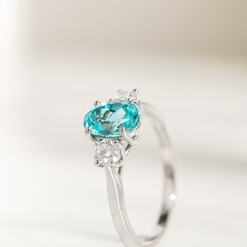 Goldener Ring mit einem Lab Grown Paraiba Turmalin und Diamanten Brink
