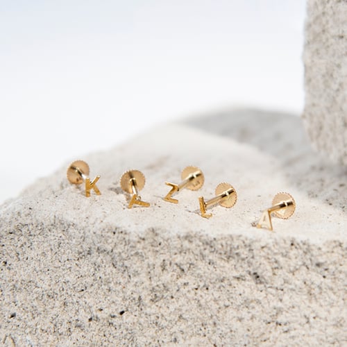 Goldene Ohrstecker mit Buchstaben Alphabet