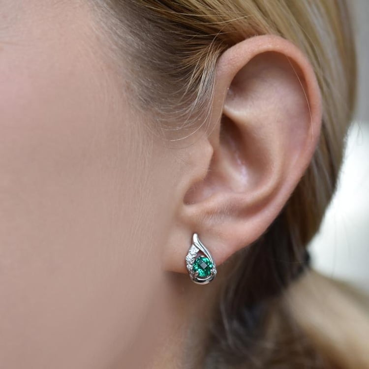 Silberne Ohrringe mit simulierten Smaragden und Zirkonia Edily 74503