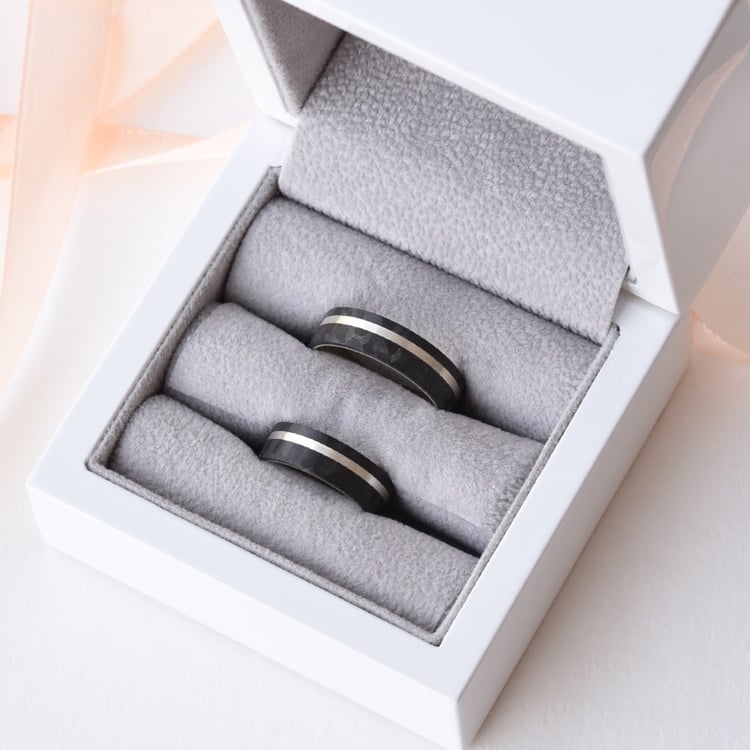 Flache Trauringe aus Carbon und Gold Shagei 77400