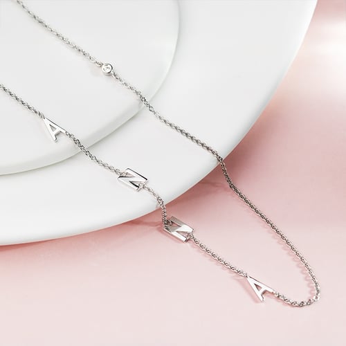 Halskette mit vier Buchstaben Ihrer Wahl und Lab Grown Diamanten Lupe