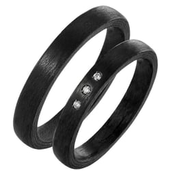 Flache Eheringe aus Carbon mit Diamant Dammu