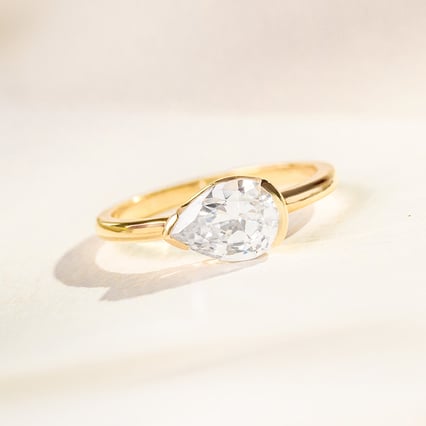 Verlobungsring mit einem tropfenförmigen Halblünette Lab Grown Diamanten Timarete