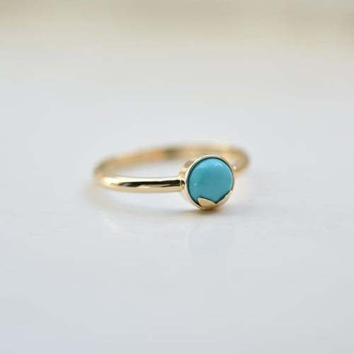 Goldener Ring mit Cabochon-Türkis Yana