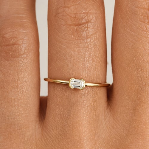 Minimalistischer Ring aus Gold mit einem Lab Grown Diamanten in Emerald-Form Henrik