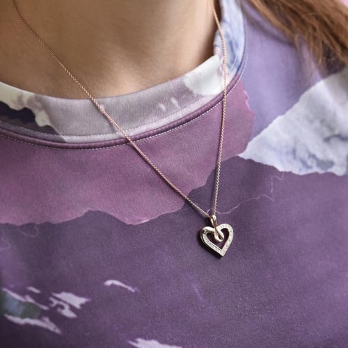 Herz aus Gold mit Diamanten in einer Anhänger Savita