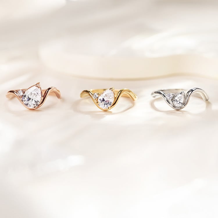 Verlobungsring in Wellenform mit einem tropfenförmigen Moissaniten in der Größe Ihrer Wahl 154933