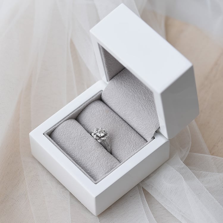 Goldener Ring in Blumenform Aaron 74322