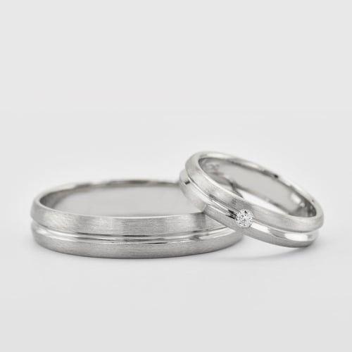 Goldene Eheringe mit Diamant Dellai