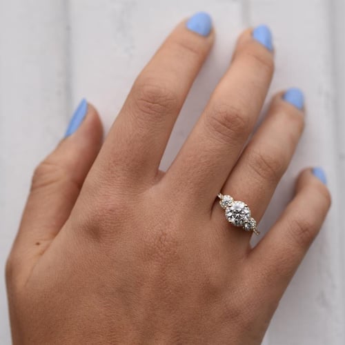 Funkelnder Verlobungsring mit Moissanit und Lab Grown Diamanten Wirk