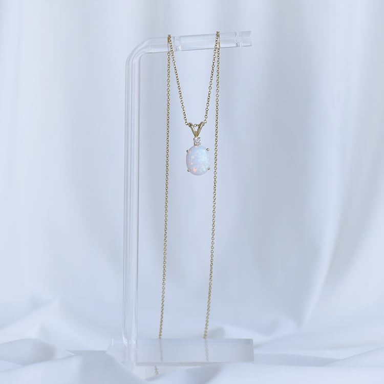 Goldener Anhänger mit ovalem Opal in Weiß und Diamant Rafiah 93788