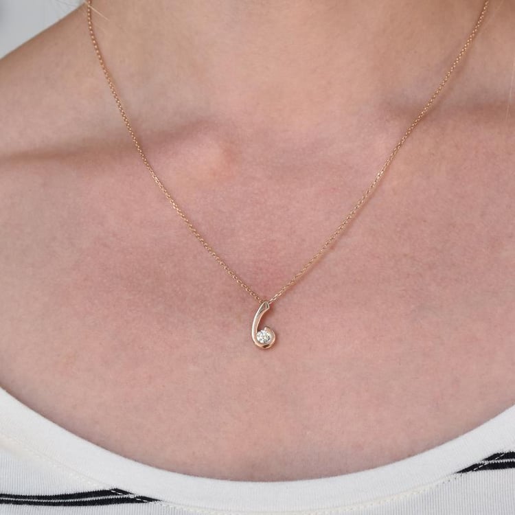 Zarte diamantene Eleganz in der goldenen Anhänger Renu 22894