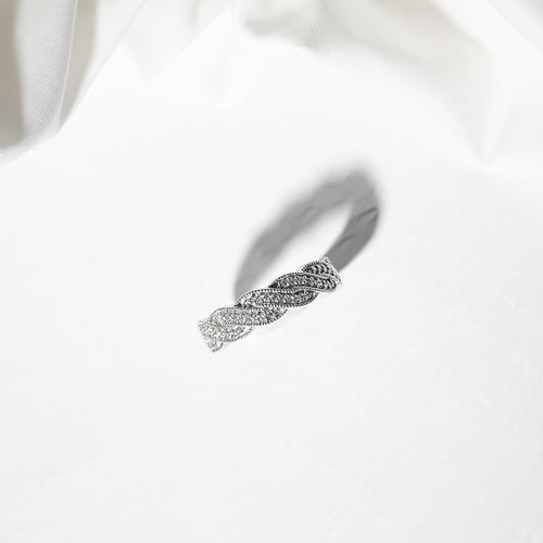 Eheringe aus Eternity-Ring mit Lab Grown Diamanten und einem breiten Komfort-Ring Kalpini