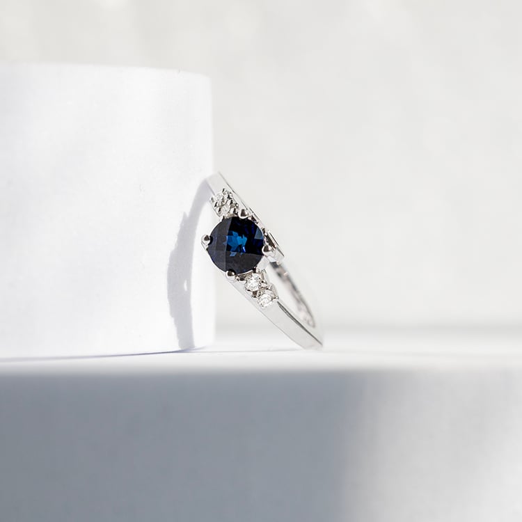 Goldener Ring mit Lab Grown Saphir und Diamanten Nagi 144196