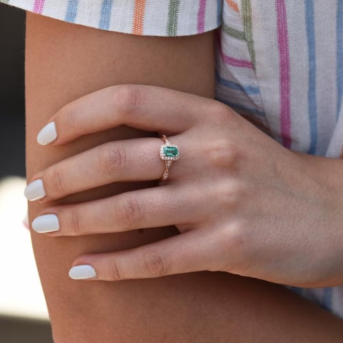 Eleganter Smaragd-Ring mit einem Meer von Diamanten Enoh