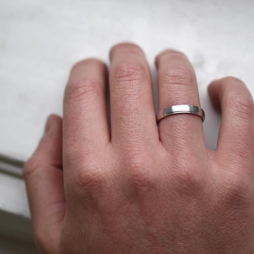 Goldene Eheringe mit drei Diamanten Xoana