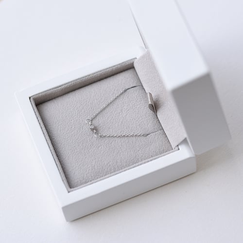 Goldenes Armband mit einem grauen Diamantwürfel Keegan