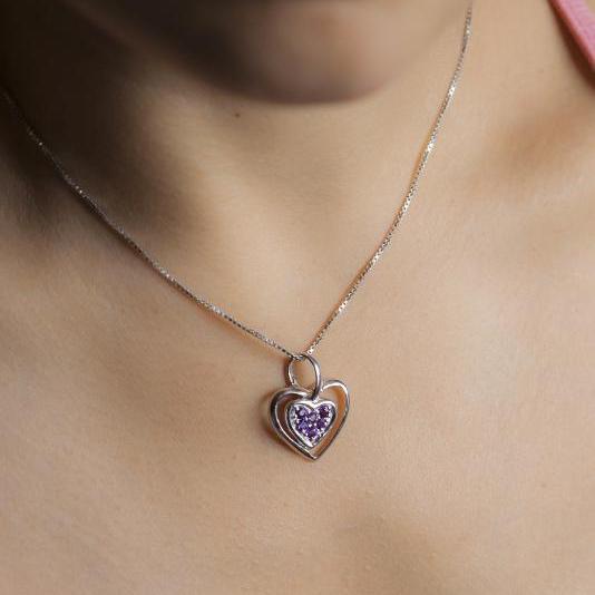 Amethysten-Herzchen in Silber auf dem Hals 14327