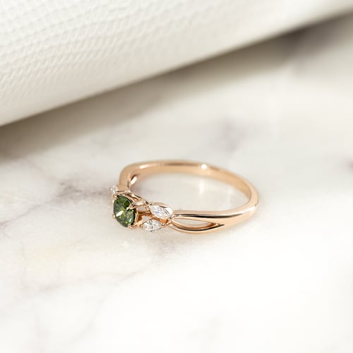 Verlobungsring mit grünem Diamanten und Lab Grown Diamanten in Marquise Form Halym