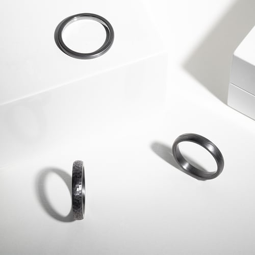 Gehämmerter Ring aus Tantal Rosser