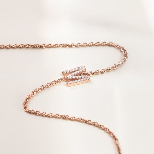 Silberne Kette mit einem Buchstaben und Lab Grown Diamanten Lupe
