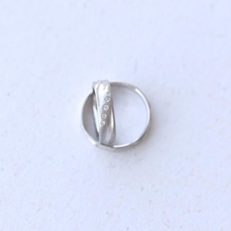 Goldene Trauringe mit matter Oberfläche und Diamanten Wynia 59065