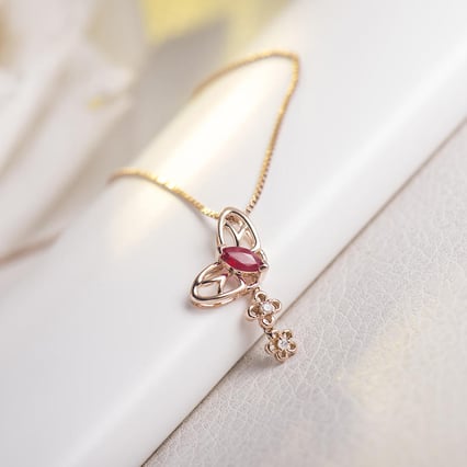 Goldener Anhänger mit Rubinen und Diamanten Papillon