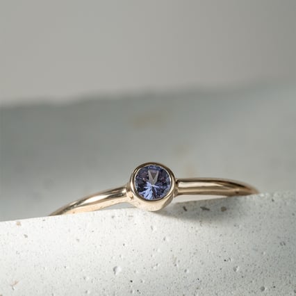 Minimalistischer Goldring mit Tansanit Emilien