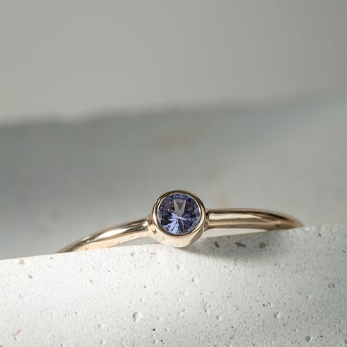 Minimalistischer Goldring mit Tansanit Emilien