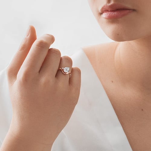 Verlobungsring in Wellenform mit einem tropfenförmigen Lab Grown Diamanten Mirjana