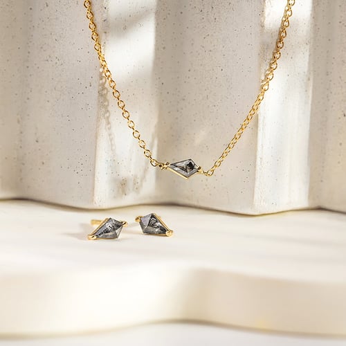 Halskette mit Salt and Pepper Diamant in Kite Form Ranka