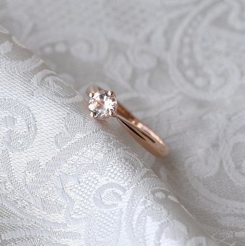 Goldener Verlobungsring mit Morganit Mahiya