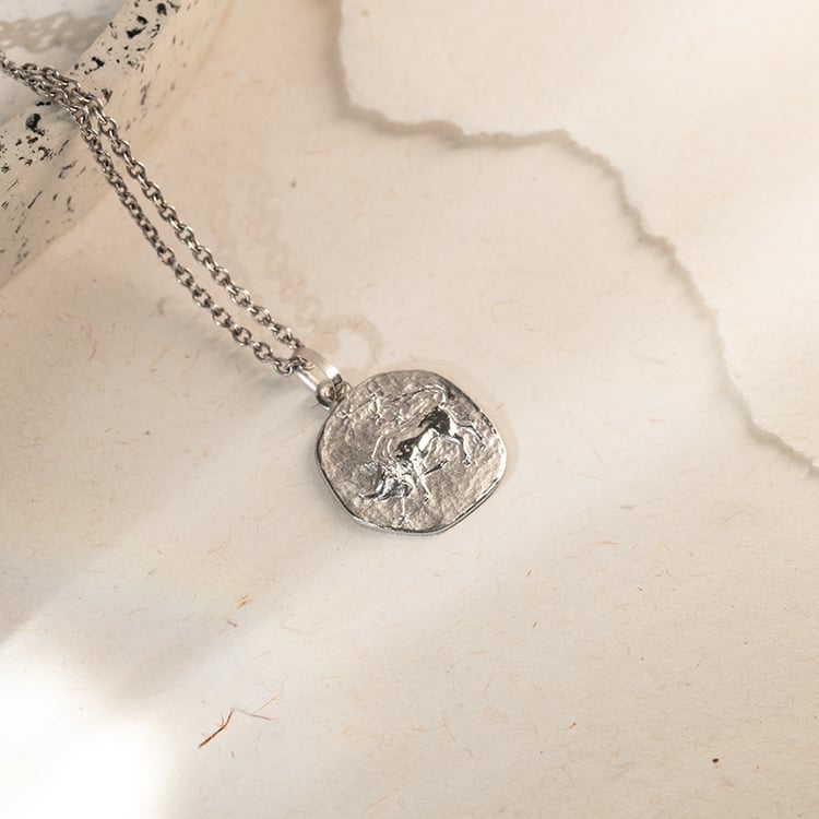 Goldanhänger mit Symbolen des Tierkreiszeichens 143648