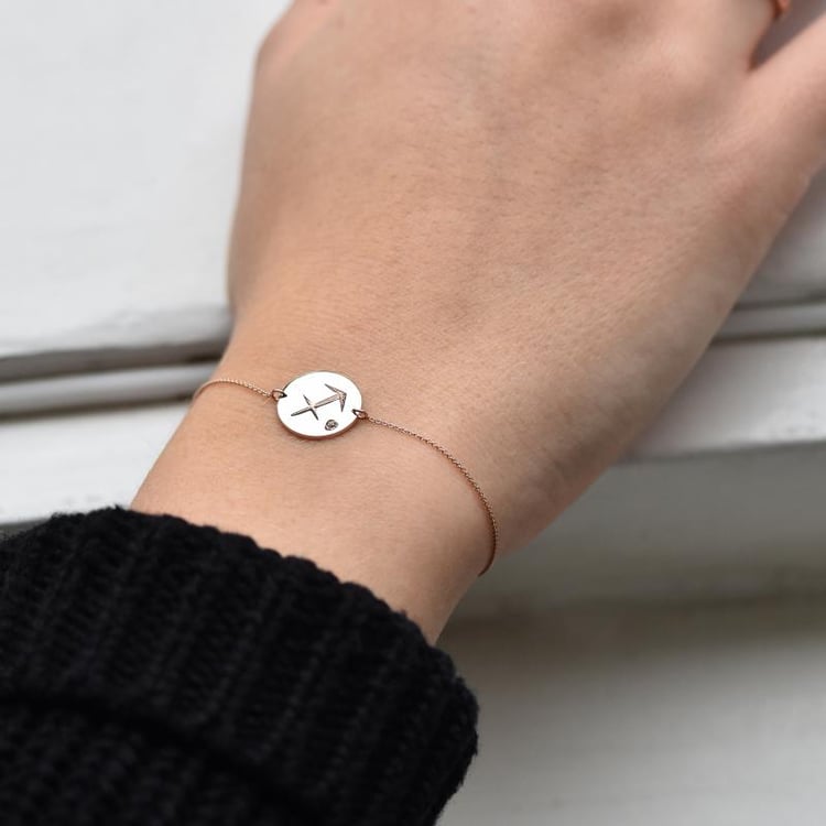 Armband Schütze Gravur und Olivin auf dem Arm 38665