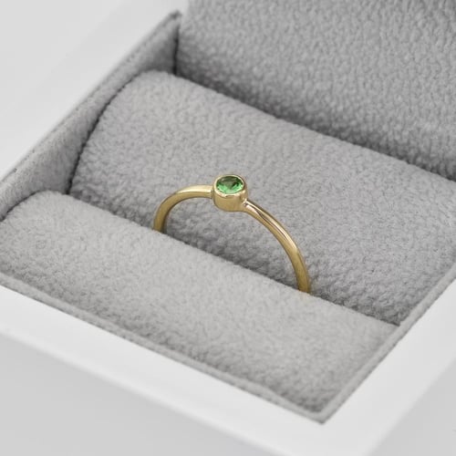 Goldener minimalistischer Ring mit Tsavorit Granat Emilien