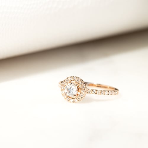 Verlobungsring aus Gold mit Diamanten im Halo-Stil Kerau