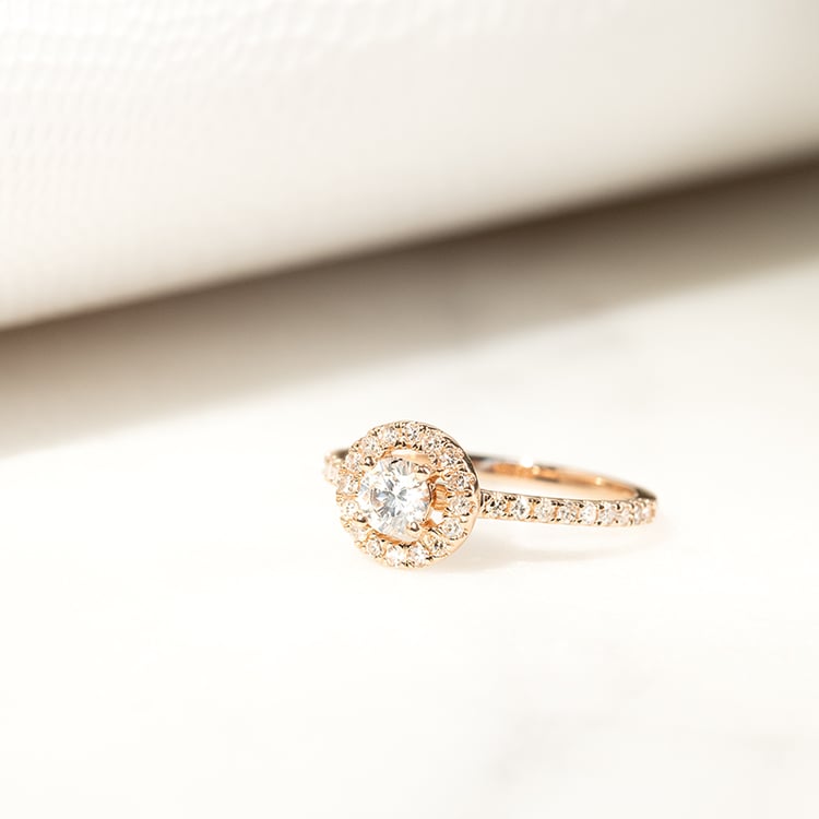 Verlobungsring aus Gold mit Diamanten im Halo-Stil Kerau 132494