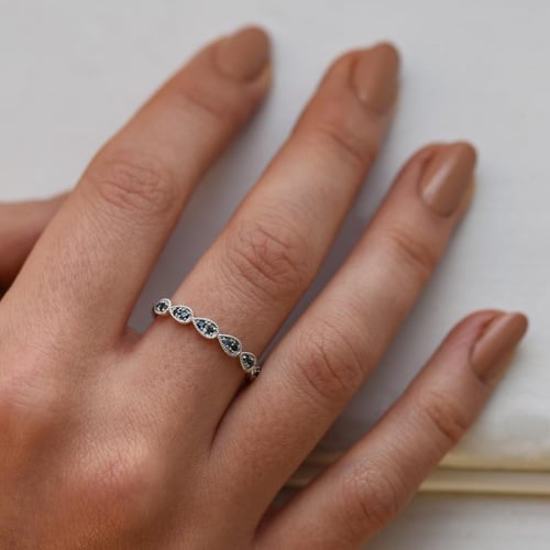 Halb-Eternity Ring mit blauen Diamanten Lacy