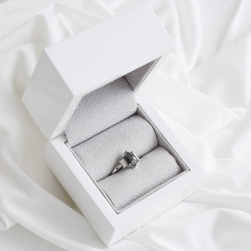 Ring mit Salt and Pepper Diamant und Saphiren Nadiia